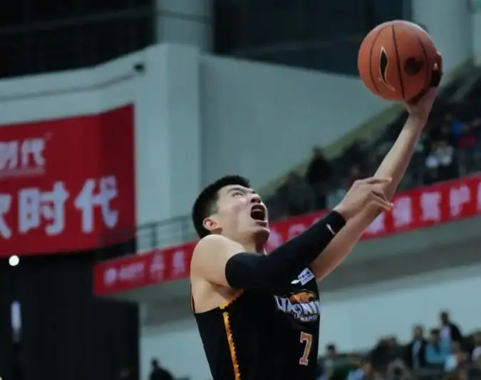 篮板, div, 够引进一名