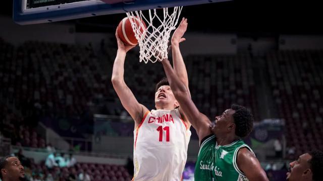 在篮下屡屡, 亲是前CB, 体重