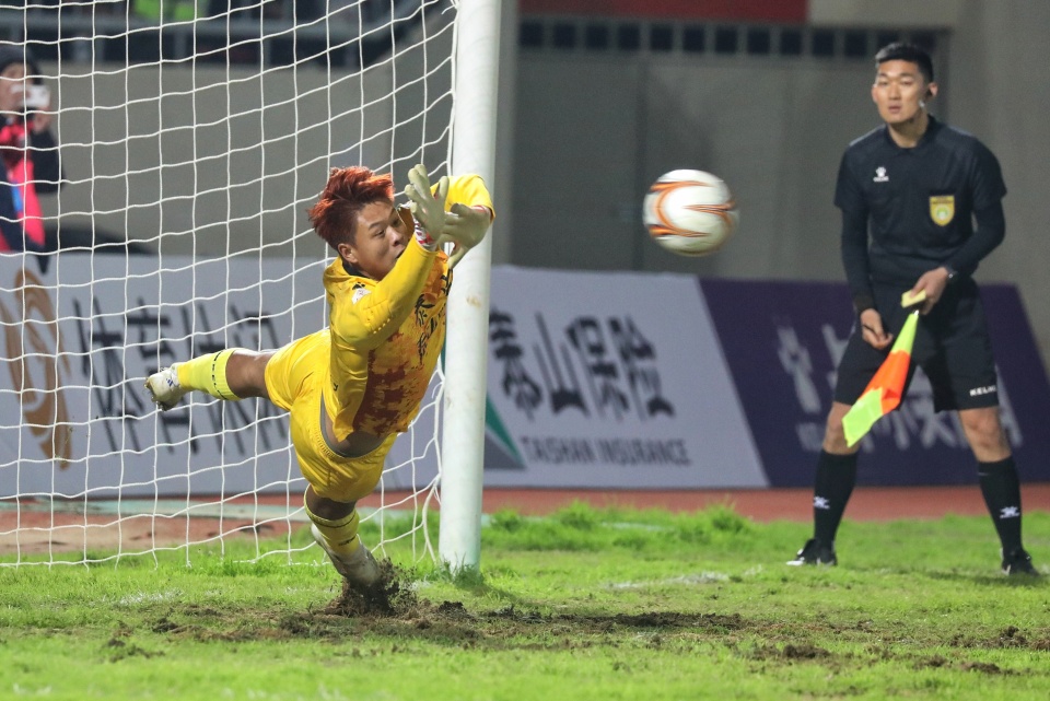 吕伟与张翔, 严逸聪和刘, 过角球制造